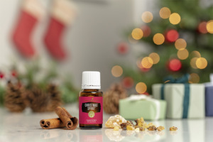 Frasco do óleo essencial Christmas Spirit com um cenário interior festivo