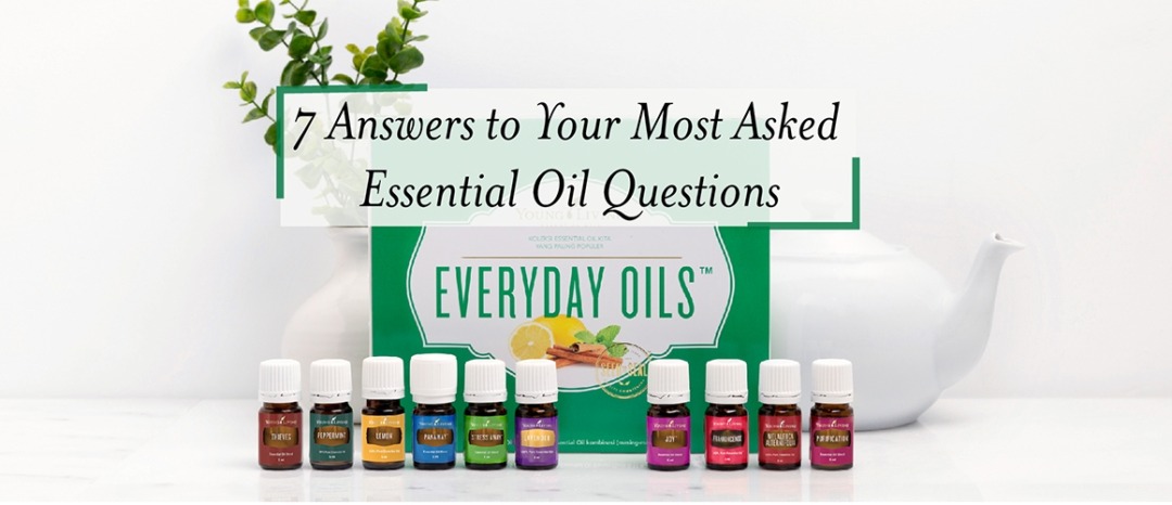 10 botol essential oil berbeda yang ditata di depan kotak "Everyday Oils Kit" dengan judul "Jawaban Atas Pertanyaan Anda yang Paling Sering Diajukan Tentang Essential Oil" pada gambar